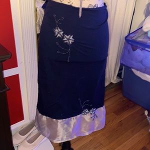 Black long skirt with back zipper does not stay close.see in Video